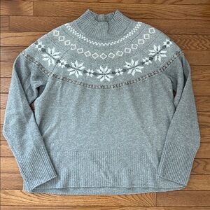 ❄️ TAHARI Women's Sweater gray white snowflakes medium metallic soft cozy EUC